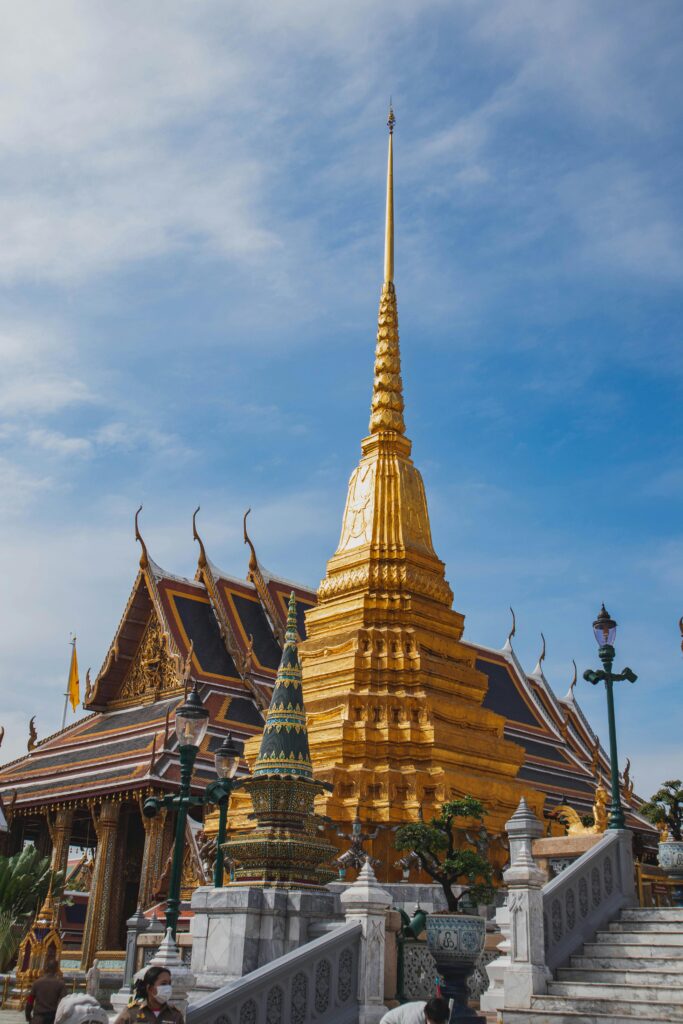 Viajes Personalizados y a Medida Stunning view of the golden stupa at Wat Phra Kaew in Bangkok, a symbol of Thai spirituality and architecture.