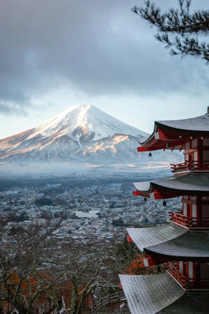 Viajes Personalizados y a Medida Stunning view of Chureito Pagoda and snow-capped Mount Fuji, Fujinomiya, Japan.